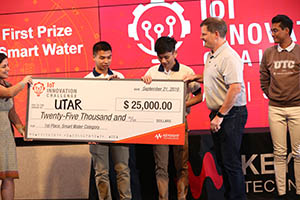 Left: Daniel Bogdanoff (far left), Keysight Master of Ceremonies, and Marie Hattar, Keysight CMO (second left), present Max Holiday and Anand Lalwani (far right) of Stanford with the Grand Prize in the Keysight IoT Innovation Challenge.